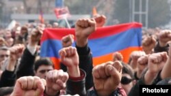 Opposition rallies on the streets of Yerevan in early 2008