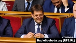 Вираз обличчя Володимира Кістіона після відповіді на обурені запитання у залі парламенту про візит на форум у Монако