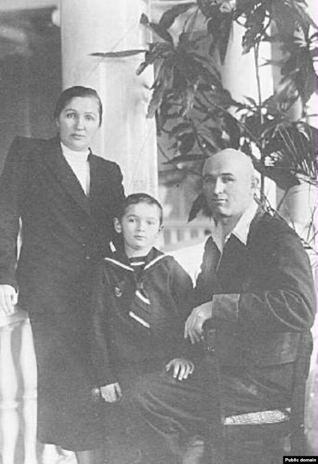 Зинаида, Андрей и Петр Григоренко в 1950 году
