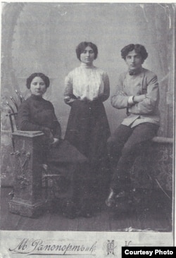 Samuel Weinberg și surorile sale fotografiați la Chișinău