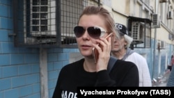 Актриса Яна Троянова у Басманного суда