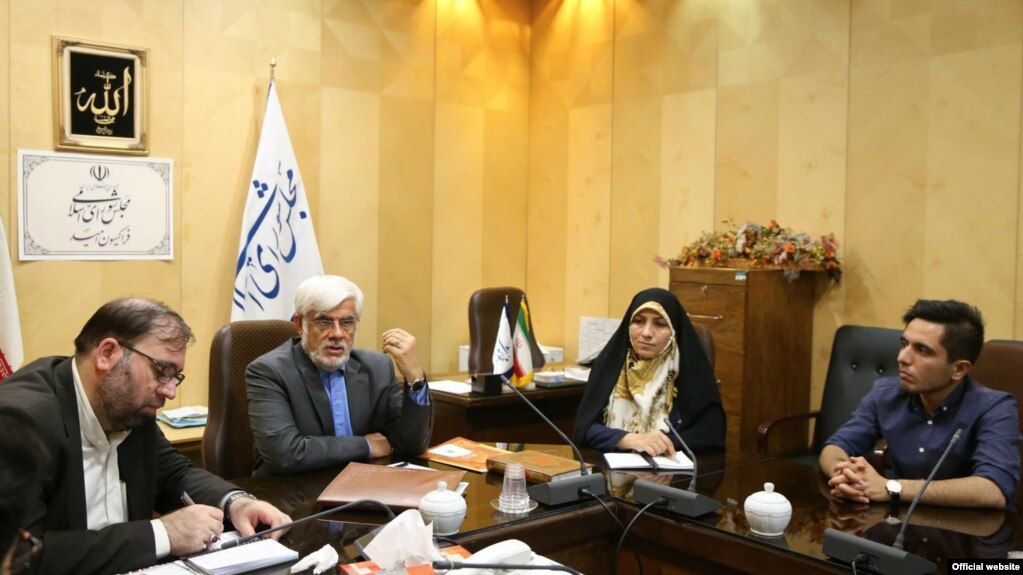 دیدار اعضای انجمن اسلامی دانشجویی دانشگاه علوم پزشکی اصفهان با محمدرضا عارف (نفر دوم از چپ).