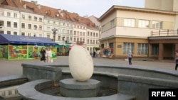Івано-Франківськ, фонтан із яйцем біля ратуші. Довірливим туристам кажуть, що це пам’ятник яйцю, яким студент Дмитро Романюк звалив Віктора Януковича.