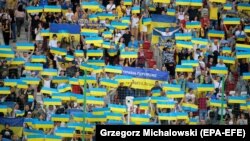 Украинские болельщики во время матча Лиги наций Украина-Армения в Лодзе, Польша, 11 июня 2022 г.