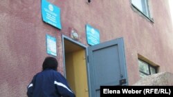 Теміртауда жергілікті көші-қон полициясы ғимаратына кіріп бара жатқан әйел (Көрнекі сурет).