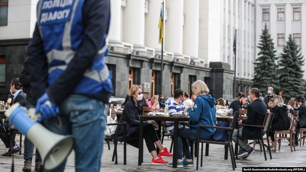 Në Kiev të Ukrainës u protestua edhe kundër mbylljes së terracave të restoraneve. 