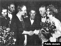 Иван Бунин (справа) во время вручения ему Нобелевской премии