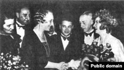 Андрей Седых (в центре) во время вручения Ивану Бунину Нобелевской премии по литературе