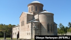 Абхазское общество однозначно высказалось за то, чтобы воссоздавалась церковь, и это не противоречит позиции Митрополии