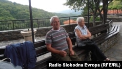 Посетители на манастирот Свети Јоаким Осоговски во Крива Паланка.