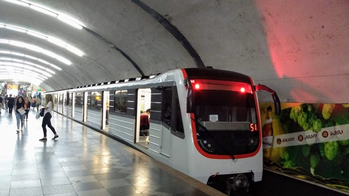 В тбилиси есть метро. Метро тбилиси 2025. вагон метро тбилиси. метрополитен тбилиси. вагоны тбилисского метрополитена.