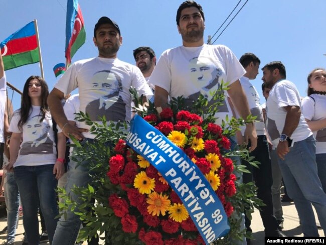 Müsavat Partiyası 28 May - Respublika Günündə Məmməd Əmin Rəsulzadənin abidəsini ziyarət edir.