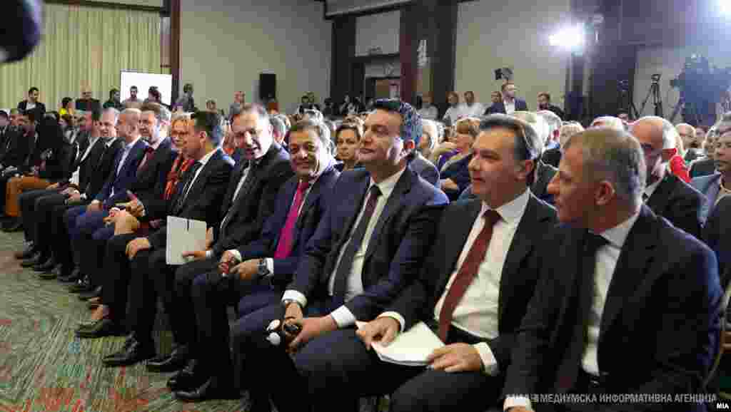 МАКЕДОНИЈА - Премиерот Зоран Заев најави дека до Собранието ќе достави предлог за повлекување од негово назначување на функцијата министер за финансии. Претходно Антикорупциската комисија соопшти дека функциите премиер и министер не се споиви.