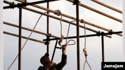 Иранский солдат готовит место казни. Иллюстративное фото.