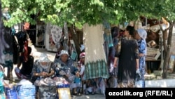 Женщина на рынке в Узбекистане. Иллюстративное фото.