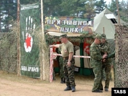 Хора във военни униформи охраняват входа на летен лагер на движението "Наши" в Тверска област, 22 юли 2007 г.