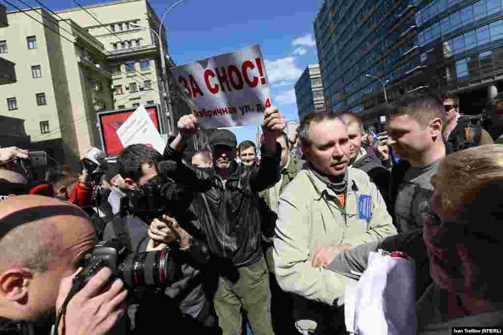 На митинг против сноса домов в Москве пришла и пара его сторонников.