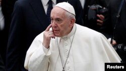 «Я закликаю до діалогу, відмови від насильства і поваги до справедливості і прав», – сказав понтифік у своєму недільному зверненні