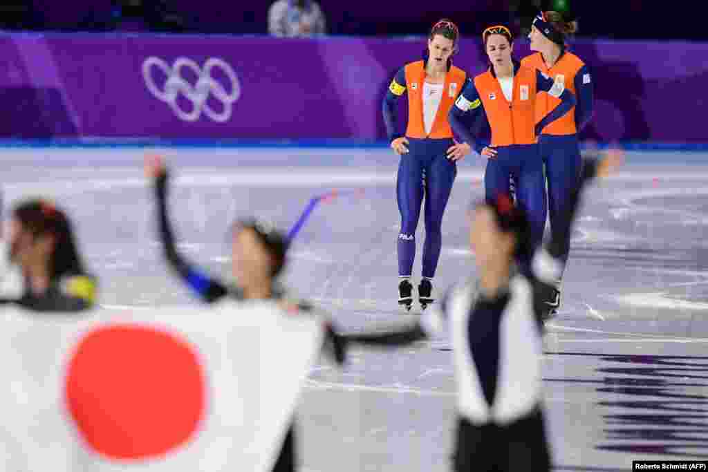 Ковзанярський спортю&nbsp;Зліва на право: спорстменки з Нідерландів Ірен Вюст, Марріт Ленстра та Антуанетте де Йонг&nbsp;реагують на срібло, а японська команда (на передньому плані) святкує золото у фіналі жіночої командної гонки