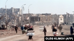 Жители Чечни пытаются покинуть республику. 10 марта 1995 года