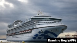 Јапонија- патничкиот брод вкотвен во јапонското пристаниште Јокохама на кој има заболени од коронавирусот