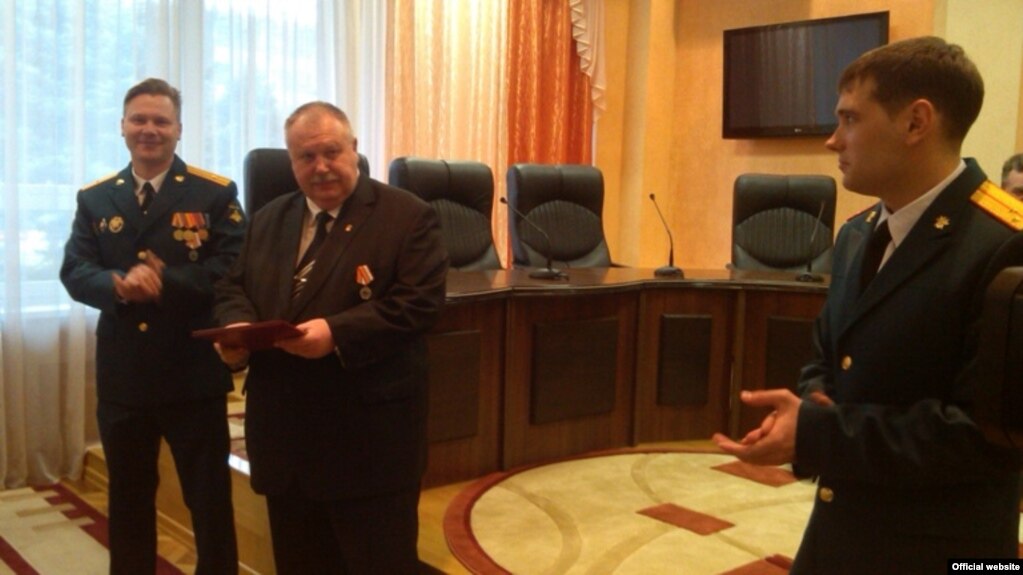 Serhiy Khodko (second left) receives a medal in December 2014 "for the return" of Crimea to Russian control.