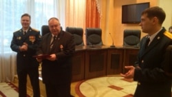 Сергей Ходько (в центре) получает медаль Минобороны России «За возвращение Крыма», 18 декабря 2014 года