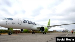 Самолет авиакомпания airBaltic. Иллюстративное фото.