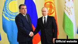 Президент Таджикистана Эмомали Рахмон и президент РФ Владимир Путин на встрече глав государств-членов ОДКБ. Санкт-Петербург, 26 декабря 2016 года.
