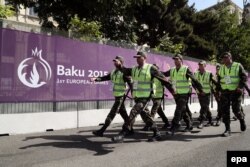 Soldaţi azeri în apropiere de orăşelul sportivilor