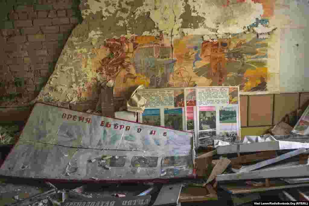 Стенды в одной из учебных комнат училища с фотографиями советских военных