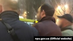 Затриманого підозрюють у «незаконному втручанні в роботу комп’ютерних систем, викраденні та відмиванні грошей в особливо великих розмірах і в шахрайстві», повідомляє Нацполіція