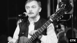 CZECH REPUBLIC-- Karel Kryl performing in Prague, 1989.
