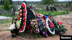 Сьвежая магіла на могілках у Выбутах, Пскоўская вобласьць, 27 жніўня 2014