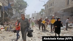 Ljudi bježe nakon vazdušnih udara, Sirija, fotoarhiv