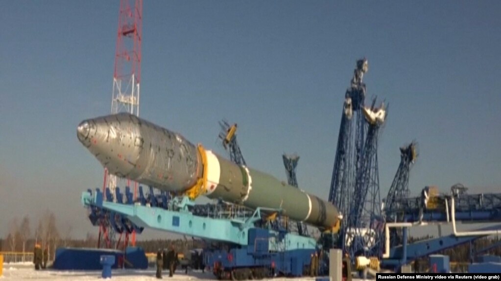 Подготовка к запуску военного спутника на космодроме Плесецк (иллюстративное фото)