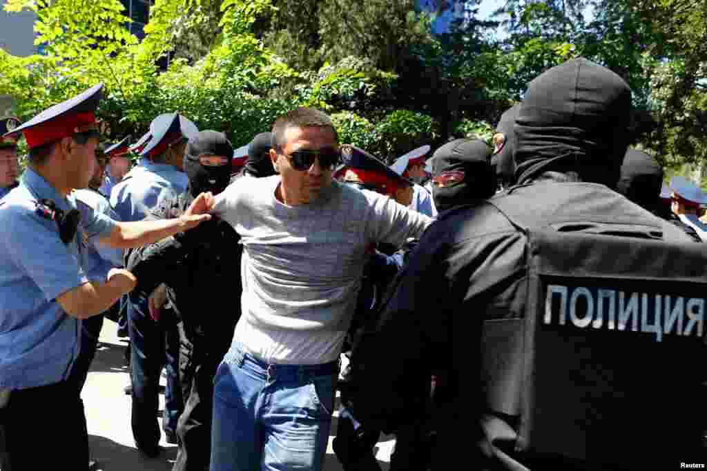 Другой задержанный 21 мая в Алматы. В его задержании участвуют несколько полицейских в форме и бойцы спецназа.