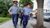 Полиция алаңға келгендердің бірін әкетіп барады. Алматы, 10 маусым 2019 жыл.
