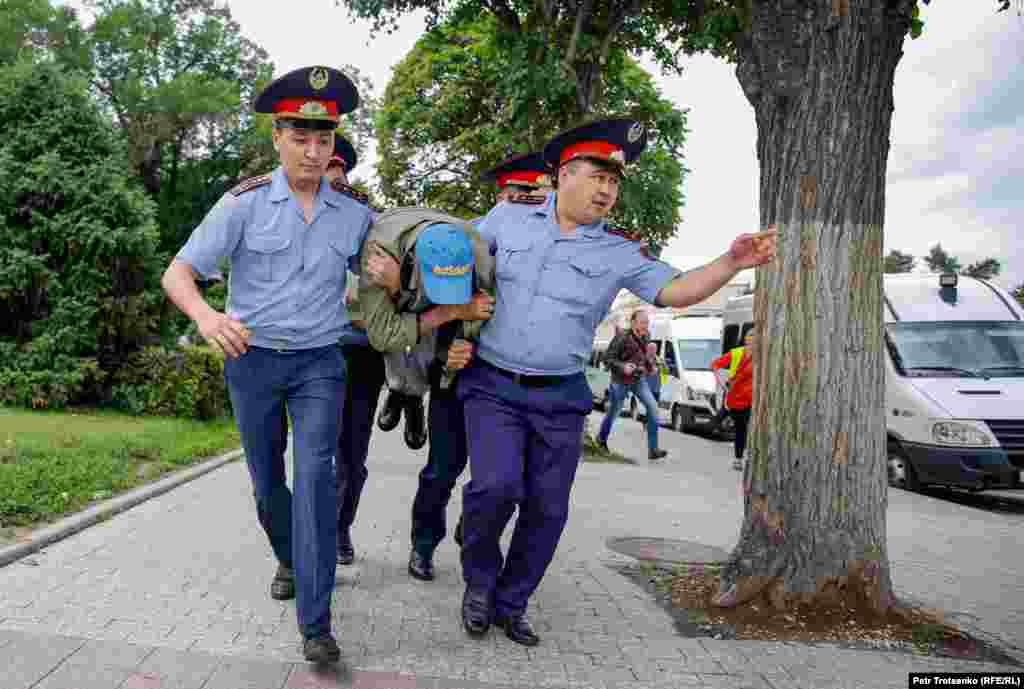 Поліція затримала чоловіка в центрі Алмати, Казахстан, напередодні очікуваного несанкціонованого мітингу. 10 червня 2019 року (Petr Trotsenko, RFE/RL)
