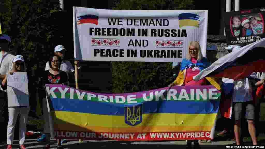 Жители Оттавы протестуют у здания российского посольства против действий режима Путина на Украине, 24 августа 2015 г.