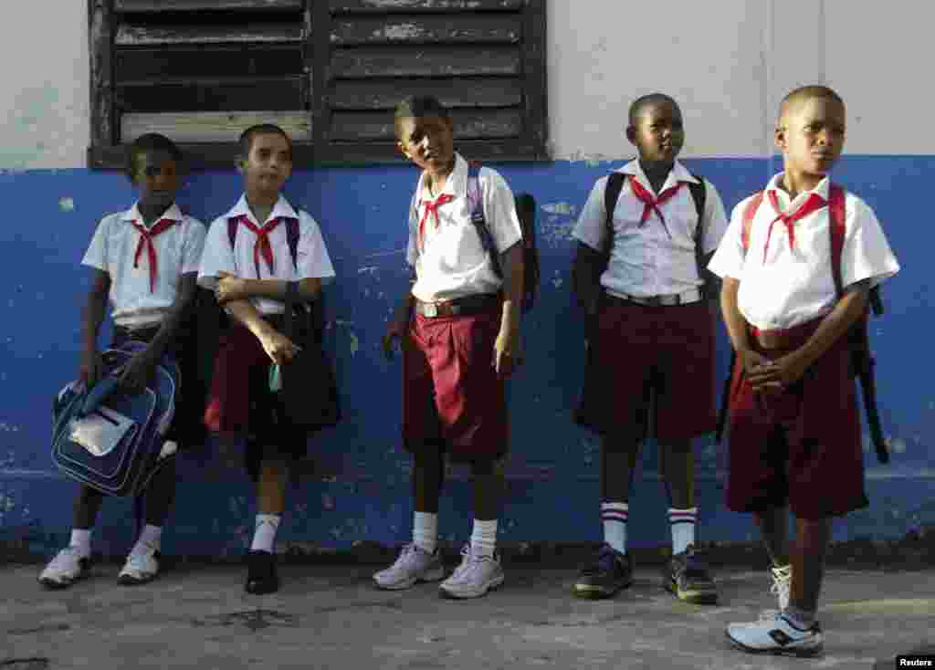 На коммунистической Кубе школьники тоже носят пионерские галстуки