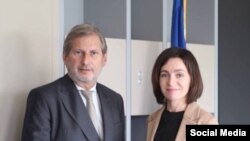 Maia Sandu împreună cu comisarul european Johannes Hahn