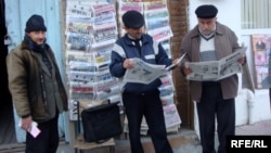 Men read Azerbaijani newspapers in the town of Sheki. (file photo)