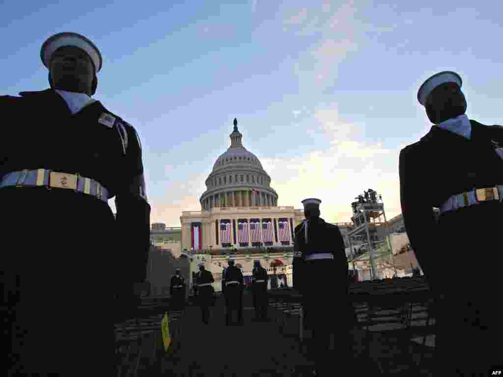 Disa orë para inaugurimit... - obama20 UNITED STATES, Washington : WASHINGTON - JANUARY 20: Seamen Eric Taylor (L) of New Jersey and fireman Willy Webster get in position infront of the Capitol in the early morning hours before the inauguration of Barack Obama as the 44th President of the United States of America January 20, 2009 in Washington, DC. Obama becomes the first African-American to be elected to the office of President in the history of the United States.