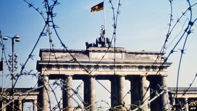 Строительство и падение Берлинской стены. 60 лет спустя (фотогалерея)