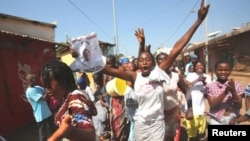 Жители Серекунды, главного города Гамбии, празднуют победу Адамы Бэрроу 