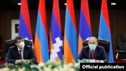 Слева направо: президент Нагорного Карабаха Араик Арутюнян и премьер-министр Армении Никол Пашинян на совместном заседании совбезов Армении и Карабаха, Ереван, 19 июня 2020 г.