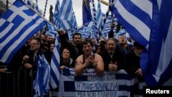 Фотографија од последните протести „за заштита на името Македонија“ во Атина
