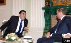 Türkmenistanyň ilkinji prezidenti Saparmyrat Nyýazow Russiýanyň prezidenti Wladimir Putin (sagda) bilen Kremlde duşuşýar. 23-nji ýanwar, 2006 ý. Moskwa, Russiýa.