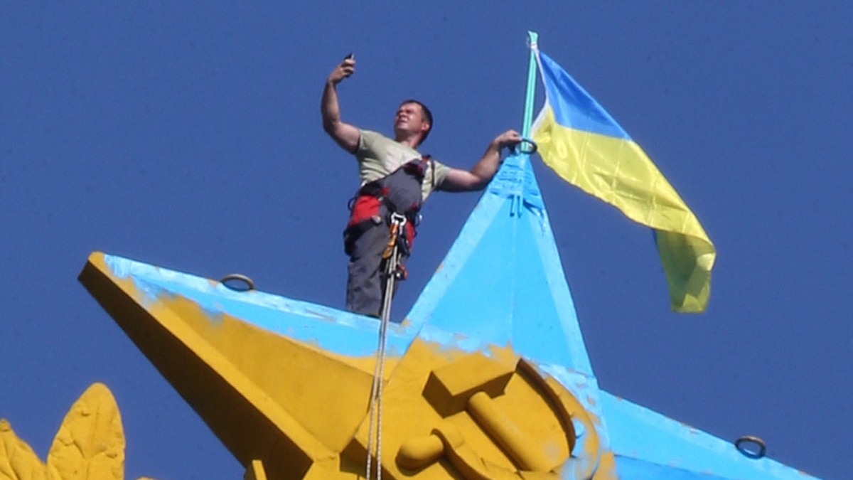 Суд назначил новые компенсации по делу об украинском флаге на высотке
